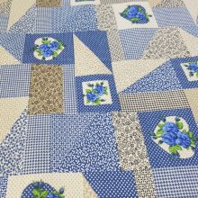Loneta kék patchwork minta virágcsokorral 