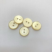 Gomb kétlyukú, 15 mm (24-es), krém