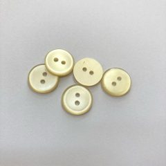 Gomb kétlyukú, 15 mm (24-es), krém