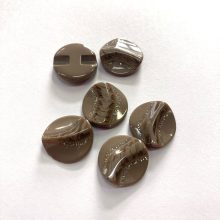 Gomb alulvarrós, 17 mm (26-os), szürkés barna