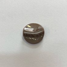 Gomb alulvarrós, 17 mm (26-os), szürkés barna