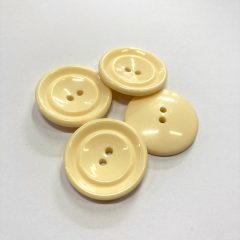 Gomb kétlyukú, 34 mm (54-es), krémszín