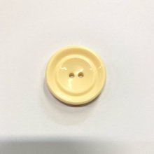 Gomb kétlyukú, 34 mm (54-es), krémszín