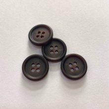 Gomb négylyukú, 15 mm (24-es), sötétbarna