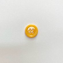 Gomb négylyukú, 15 mm (24-es), napsárga