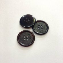 Gomb négylyukú, 25 mm (40-es), sötétbarna