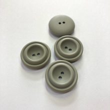 Gomb kétlyukú, 24 mm (38-as), szürke