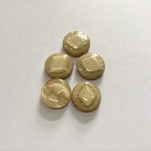 Gomb alulvarrós, 15 mm (24-es), bézs