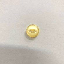 Gomb kétlyukú, 11 mm (18-as), sárga