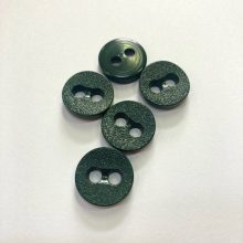 Gomb kétlyukú, 20 mm (32-es), sötétzöld